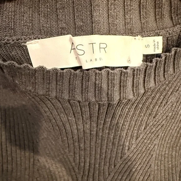 [NWT] $138 ASTR THE LABEL Cutout Ribbed Midi Sweater Dress in Grey. Small - Picture 4 of 6